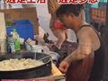 摆摊大叔炸臭豆腐间隙弹吉他 一边是生活一边是梦想