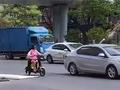 女子车流中打砸车辆路人后被撂倒 警方:已送精神病院