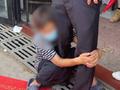 新郎遭陌生大妈抱腿要红包 拍摄者:就要50元 不给不起来