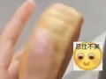 学生调侃学校发的月饼硬如铁,敲在铁杆上砰砰作响