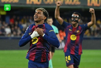 巴萨2-0十人黄潜，拉菲尼亚点射亚马尔破门，韦加飞铲染红