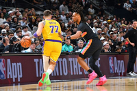 湖人不敌马刺 詹姆斯缺阵 东契奇空砍38+10+10 文班16+14