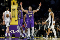 正互动直播NBA常规赛：半场湖人43-48马刺 东契奇22分7助攻7篮板