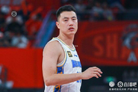 翟晓川出现了小腿肌肉拉伤 北京召回近期在发展联盟打球的范依铭