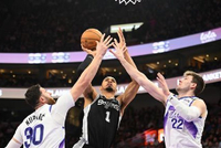 马刺战胜爵士 文班26+13+5帽 福克斯31分 努尔基奇背靠背三双