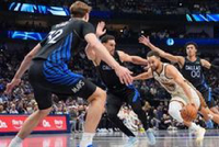 独行侠三人20+擒勇士4连胜 弗拉格21+11 库里38分 库明加伤退