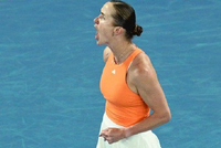 形同梦游！高芙1-6、2-6遭横扫止步澳网女单8强，斯维托丽娜晋级