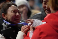 感动！苏翊鸣获得铜牌后给父母戴奖牌