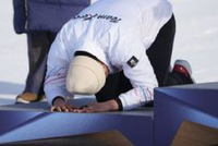 不训练时搬砖、挖土豆！37岁韩国选手参加4届冬奥会终摘银，颁奖台上跪谢家人