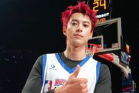 全明星名人赛：王鹤棣10+4霸王步致敬老詹 林书豪一球8分锁定胜局