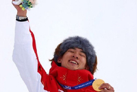 骄傲！苏翊鸣身披国旗激动庆祝，颁奖台上自信比“1”并再度落泪