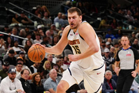 掘金20分逆转马刺！约基奇31+20+12 卡斯尔30+三双 文班缺阵