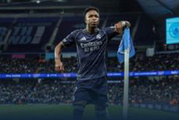 进八强！皇马2-1总分5-1十人曼城 B席直红+手球送点维尼修斯双响