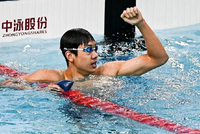 中国游泳公开赛男子1500自由泳快组决赛：张展硕14分51秒93秒夺金