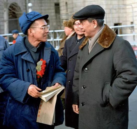 　　1978年3月14日，中国科学院京区直属单位表扬先进大会期间，方毅（右）与青年数学家陈景润亲切交谈，勉励他再接再厉，继续攀登新高峰。