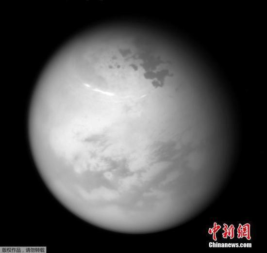 　　资料图：当地时间2017年6月15日，美国航空航天局（NASA）公布一张由“卡西尼”号土星探测器的窄角相机加夜景滤镜拍摄的土星卫星Titan，拍摄高度约为50.7万公里。