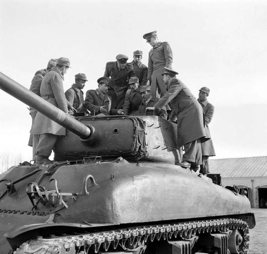 ▲美国军事顾问训练伊朗军队