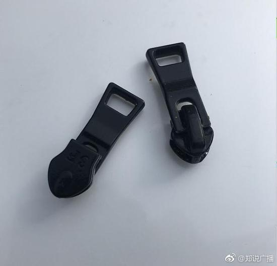 郑州十九中高考现场，一考生服装上有金属拉链，众人帮忙撕扯。@郑说广播 图