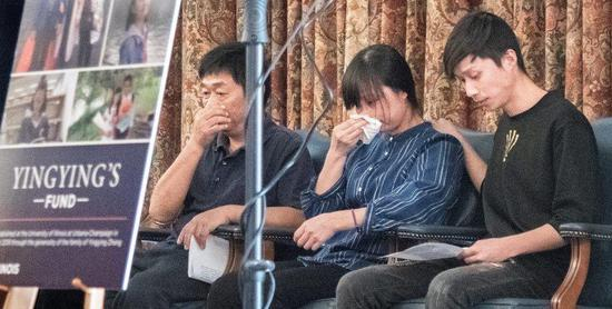 章莹颖家人在发布会上。 图/地媒体《新闻公报》（The News-Gazette）