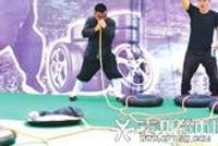 男子一个鼻孔2分半吹胀12个轮胎 创世界纪录(图)
