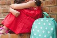 女孩上学不到2月 老师当全班问:你妈和你愚不愚蠢
