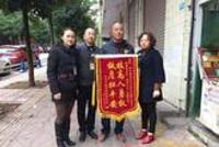 高速上大巴司机突然昏迷 乘客上前稳住方向盘