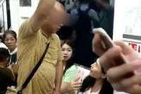 霸座老人强行将女生挤下地铁座位:我打死你