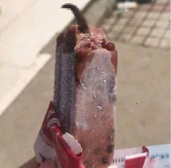 江苏淮安的杨女士在一支冰棍中吃出了老鼠。