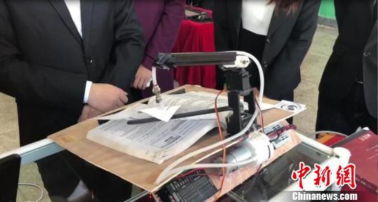 人体意念控制书本自动翻页系统。孙博妍 摄