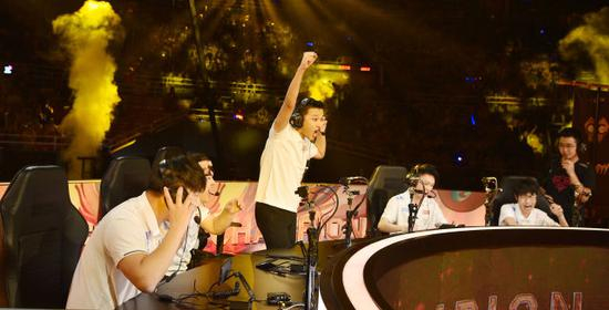 　　2018年8月11日，王者荣耀冠军杯国际邀请赛总决赛在北京工人体育馆举行，QGhappy 战队以4：2击败 eStarPro，图为 QGhappy 夺冠时刻