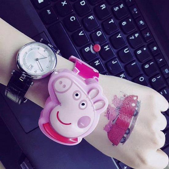 △朋友圈里的小猪佩奇手表和贴纸&nbsp;图片来源：冷沙漠