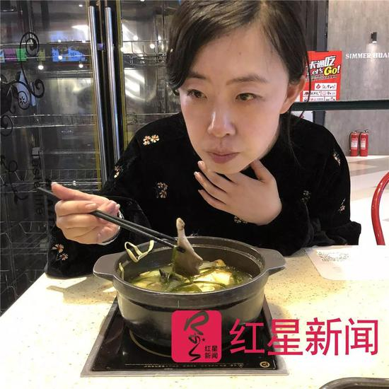 ▲&nbsp;吃饭时提起往事，杨丽娟流下了眼泪。图片来源红星新闻