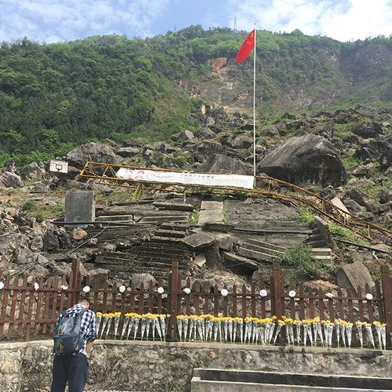 4月22日，在遗址前一名游客鞠躬。澎湃新闻记者 王万春 摄