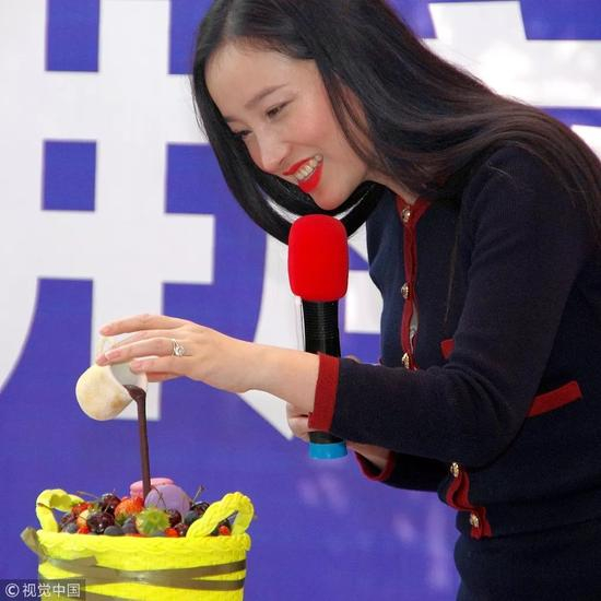 ▲2015年12月26日，Ayawawa杨冰阳在武汉天街举办情感专题讲座。