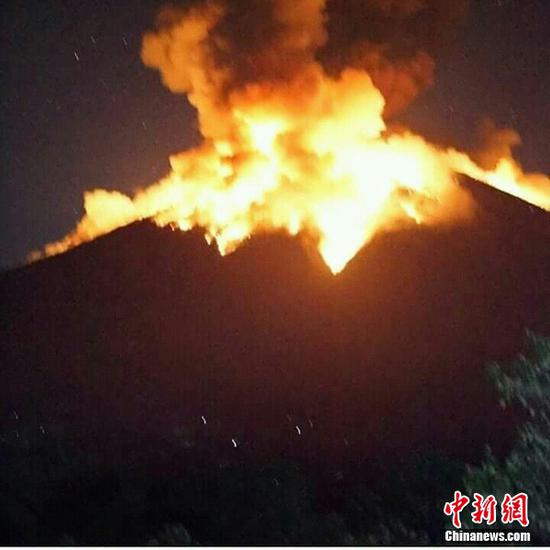 　当地时间7月2日晚21点04分，印尼阿贡火山发生剧烈喷发，大量岩浆从火山口喷出，已流淌至火山口半径2公里以外。中国驻登巴萨总领馆 供图