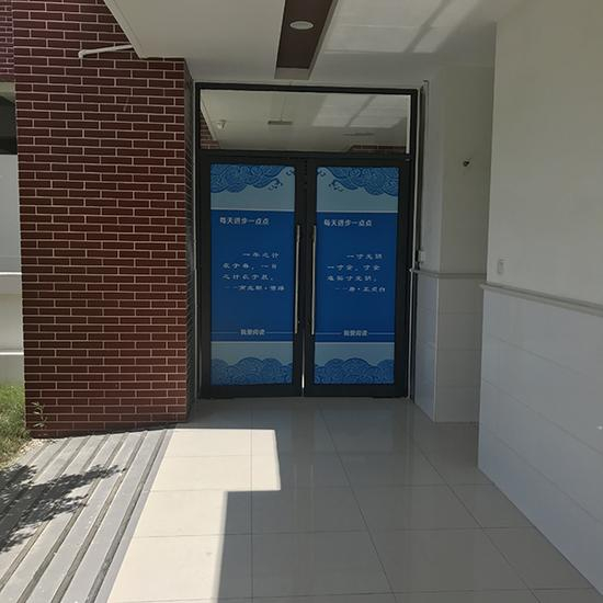 这扇门将常年关闭，保证两所学校“相互独立”。澎湃新闻记者 邱海鸿 图