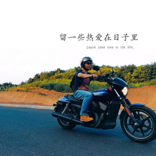 80后的张晓韧也是一名“摩托车发烧友”。来源：受访者微信