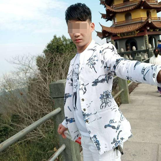 郝小勇最喜欢的一套花白色衣服，他经常穿着它拍段子，并以此作为自己的微信头像。