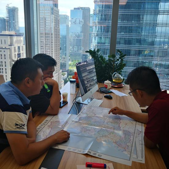 一名实训干部和企业负责人商谈项目合作。受访者供图