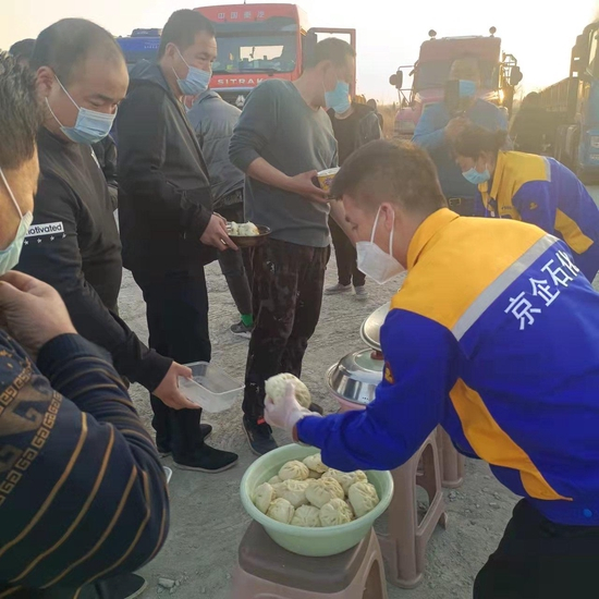 　唐山玉田县建平加油站的员工在为滞留附近的货车司机送早餐。受访者供图