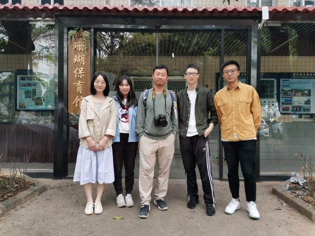 海洋秃头精联盟与科普博主无穷小亮合照 图片由本人提供 （从左至右：小鲍、喵鱼酱、无穷小亮、火火、昊昊）