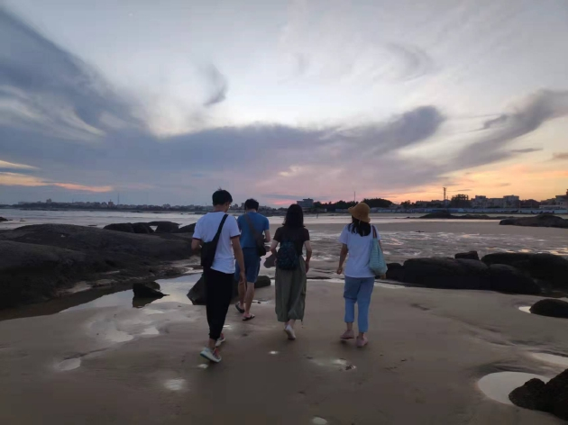 海洋秃头精联盟在潮间带拍科普视频 图片由本人提供