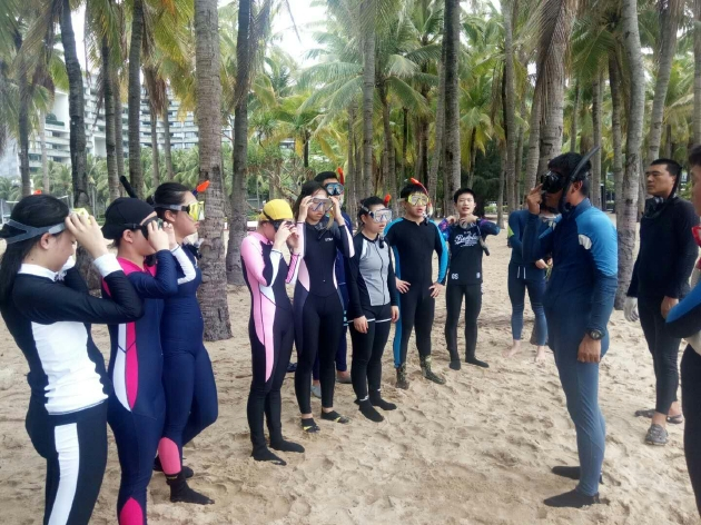 李波和孩子们一起参加海洋环保活动 图片由本人提供