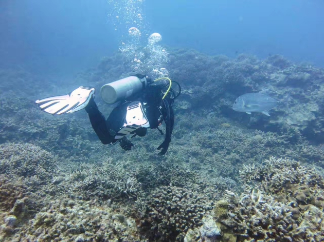 火火在南海岛礁采样 图片由本人提供