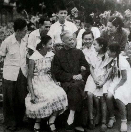 图片说明：1960年8月，刘少奇与家人在北戴河的合影。