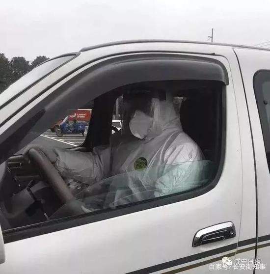 罗皓正在运送病人　图 |&nbsp;咸宁日报
