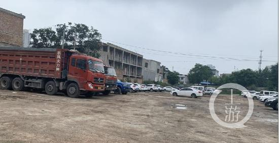 ▲项目长时间停工，导致工地变成了停车场。