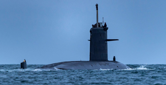 水面航行的“红宝石”级核潜艇。