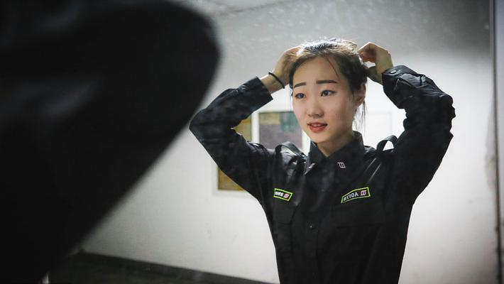95后美女安检员 凌晨3点起床