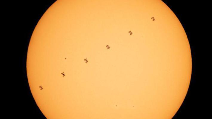 nasa公布国际空间站在太阳前剪影